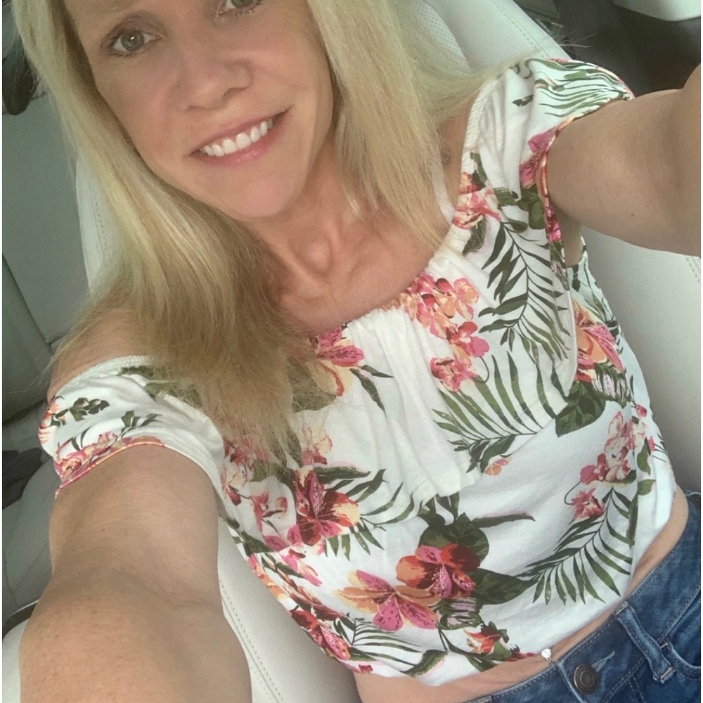 Women’s Off shoulder crop Top Size Medium